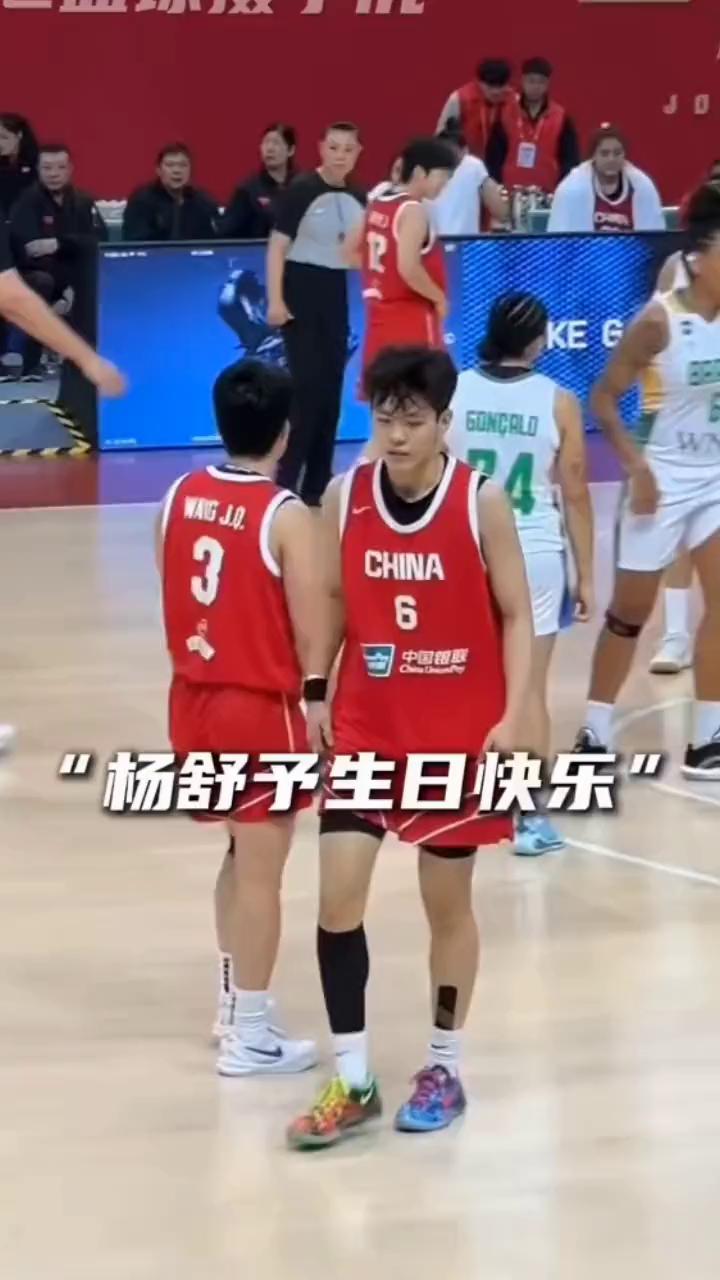 杨舒予生日快乐。
生日之夜还在国家队，面对对手的突破造成了一次失误，抢断后头也不