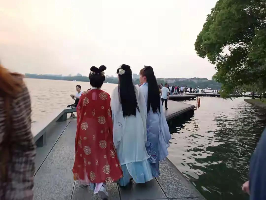 夏天的西湖很美，每当夜晚来临我会坐在大华饭店对面九曲桥的石凳上，看着对面走过来穿