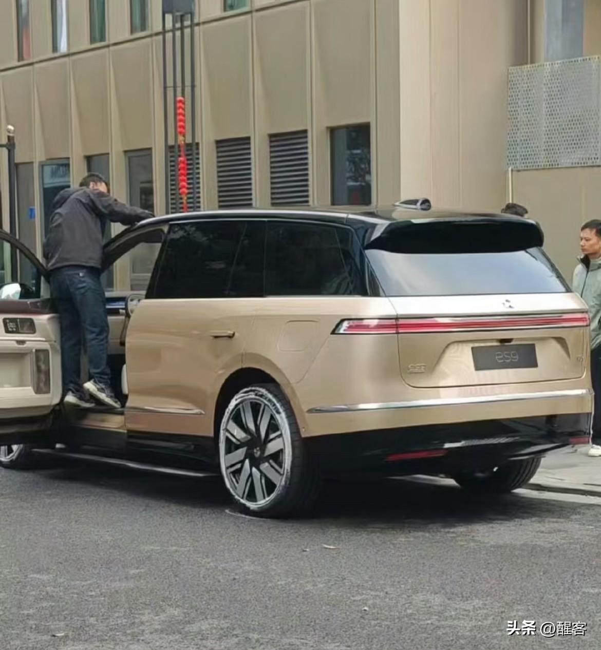 蔚来ES9看上去就是更大一号的ES8，如果不背刺ES8的老车主，定价必须在55万