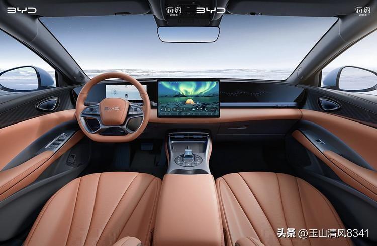 这车 细节配置拉满，日常超实用。
自带6.8L车载冷暖冰箱，夏天冰饮料、冬天热奶
