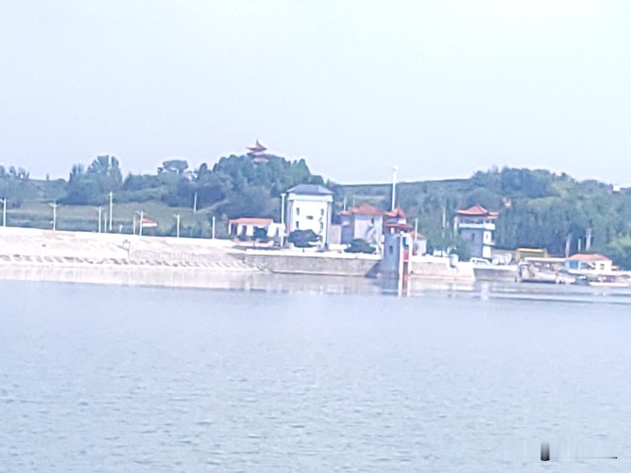 屯留八一湖位于河神庙乡店上村西，1958 年军民共建而成。它控制流域较大，水面约