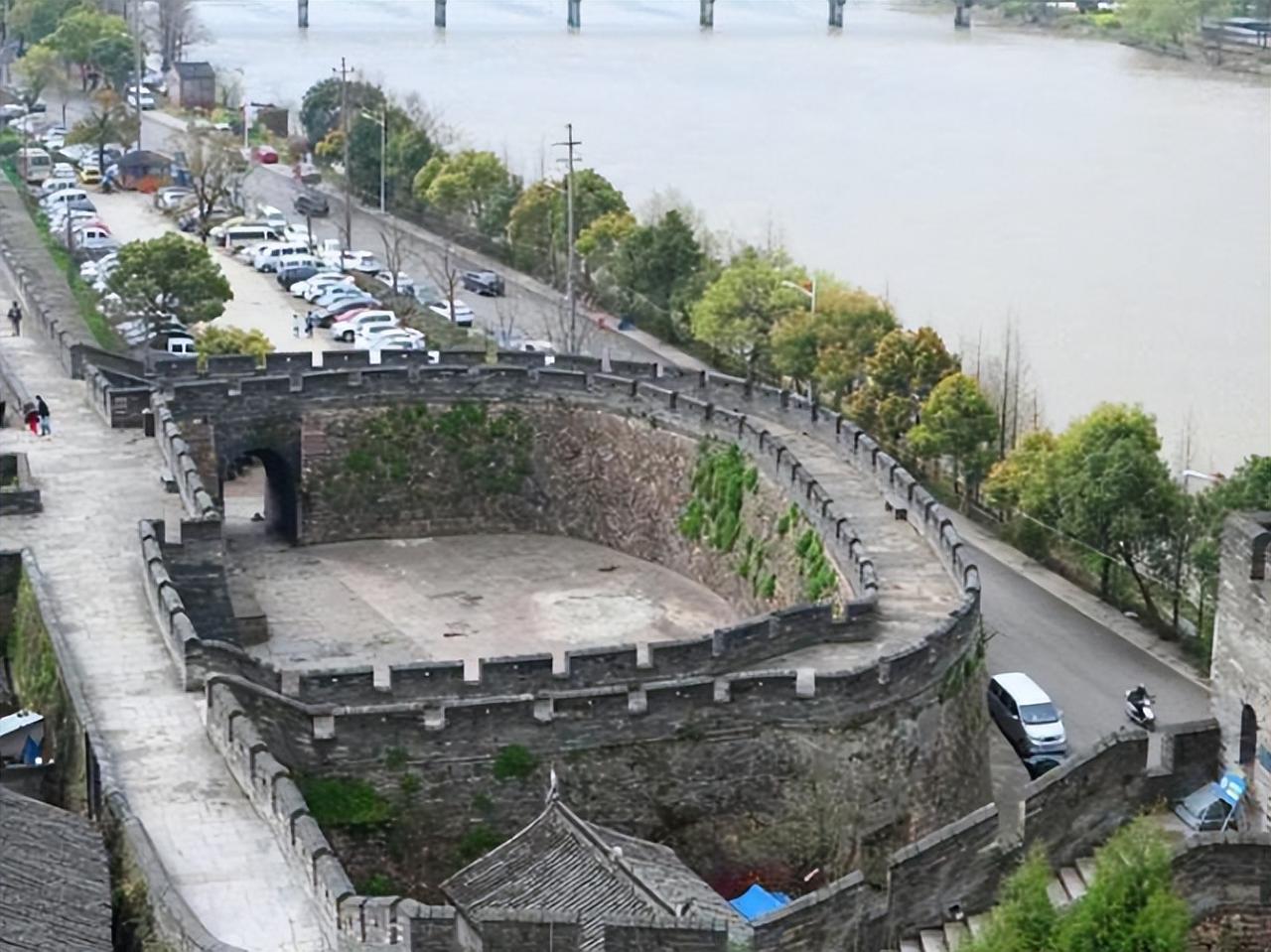 古代守城时，城门容易被撞开为什么不直接堵死？古人智慧令人钦佩
冷兵器时代的攻城战