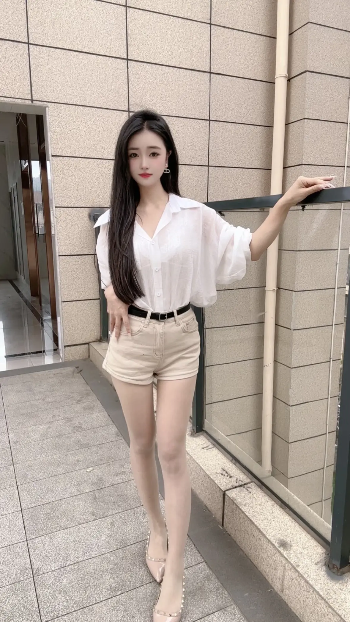 人好像丢了某样东西后 就不爱说话了 曾经那样喧哗的我 如今也这这般沉默.