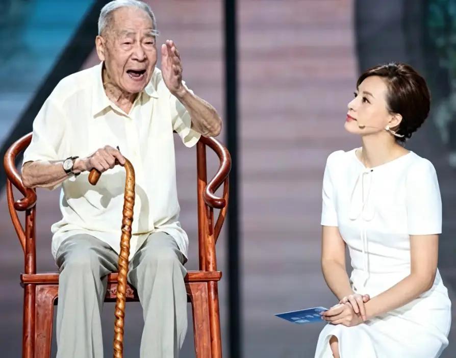 我想问问上海主持人陈璇，你为什么要“卑躬屈膝”这样采访外国人？

作为一个主持人