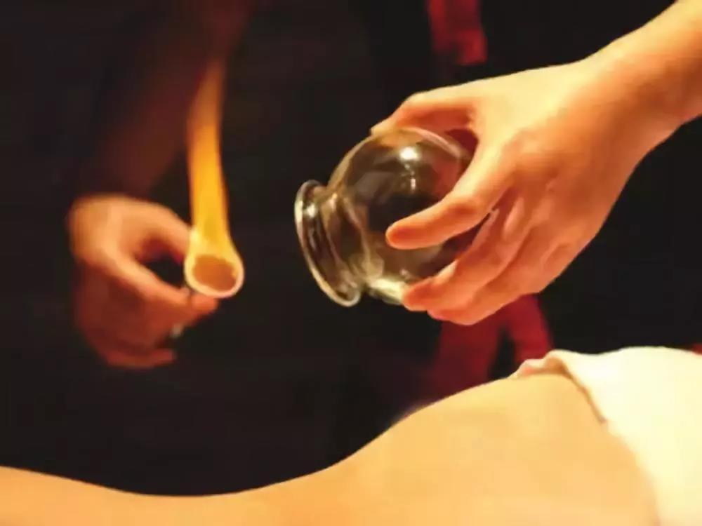 中医拔罐需要注意哪些问题？

平时生活，工作压力大，身体总有吃不消的时候，脖子