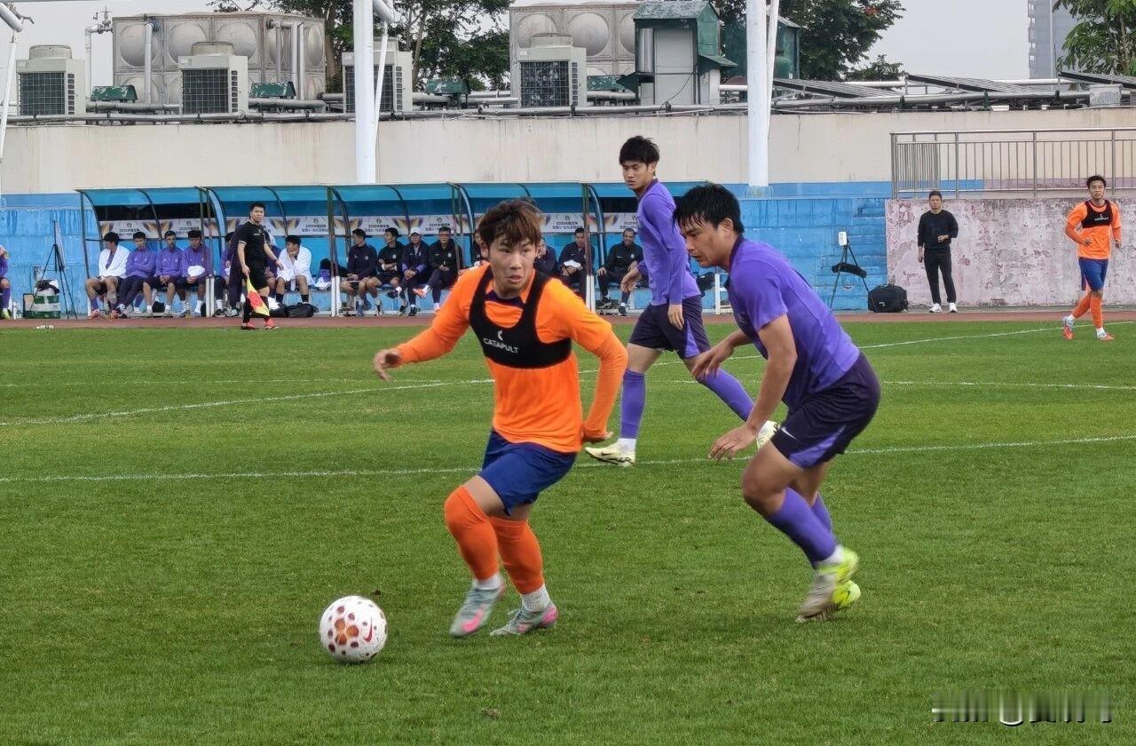 今天，正在海口冬训的山东泰山队与天津津门虎队展开了一场热身赛。比赛第5分钟，买乌