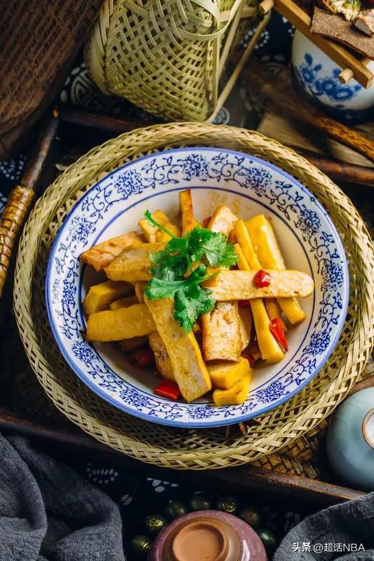 我更偏爱中餐。中餐讲究五味调和、食材应季，煎炒烹炸焖炖煨，做法丰富多变，既有街头
