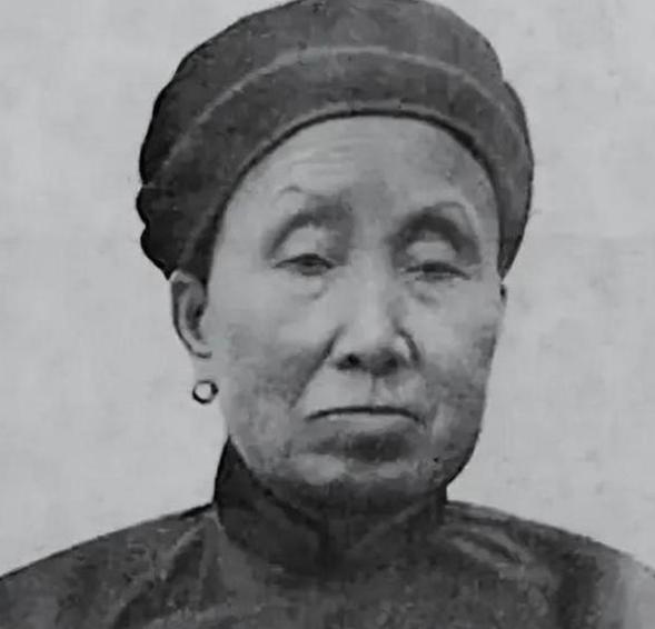 1950年，蒋介石的姐姐要被 处死，周总理特意为她出面求情，毛主席却未干预，别看