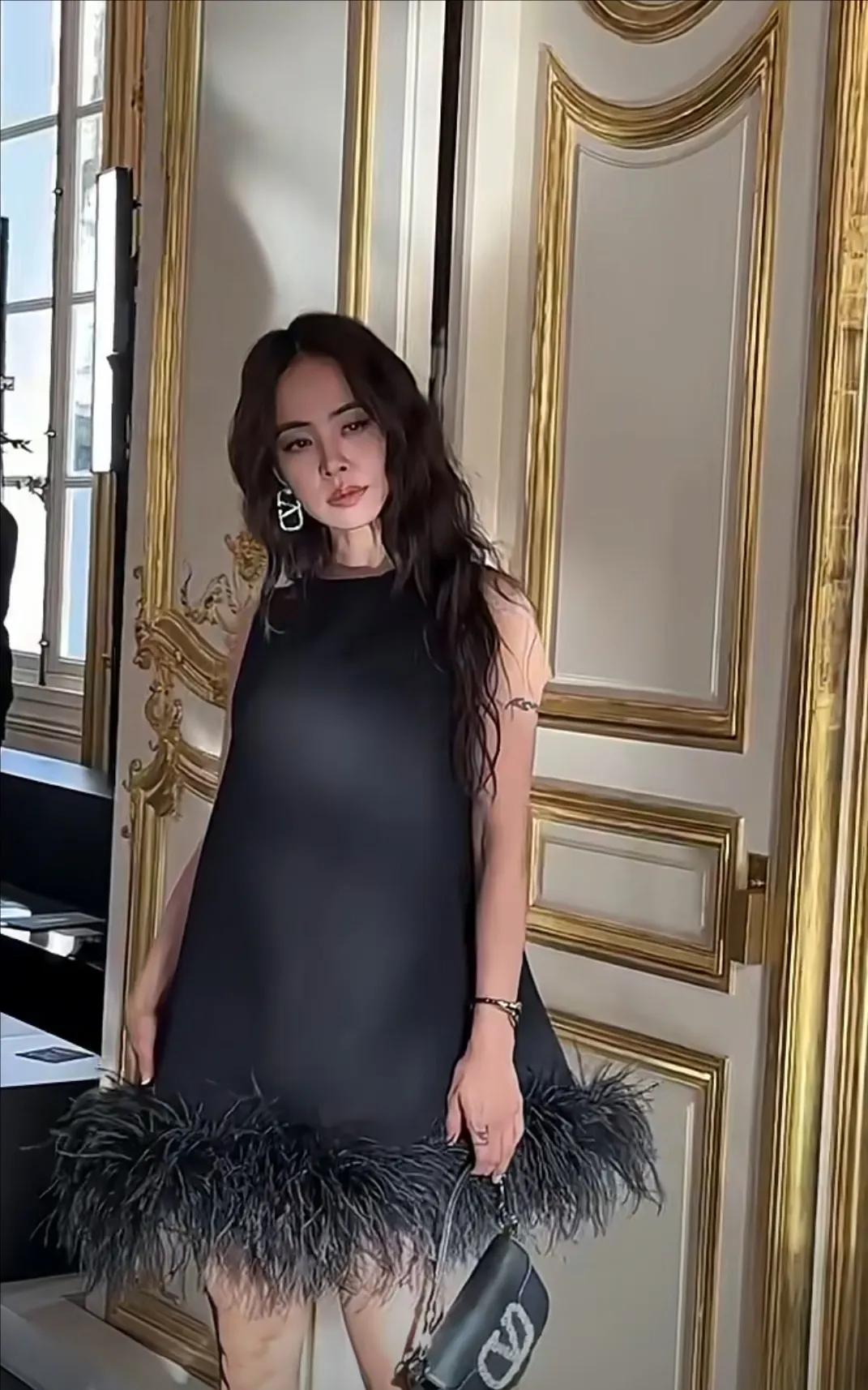 蔡依林现身华伦天奴大秀，一身小黑裙好有气质啊！真的很喜欢她，这么多年来，没有乱七