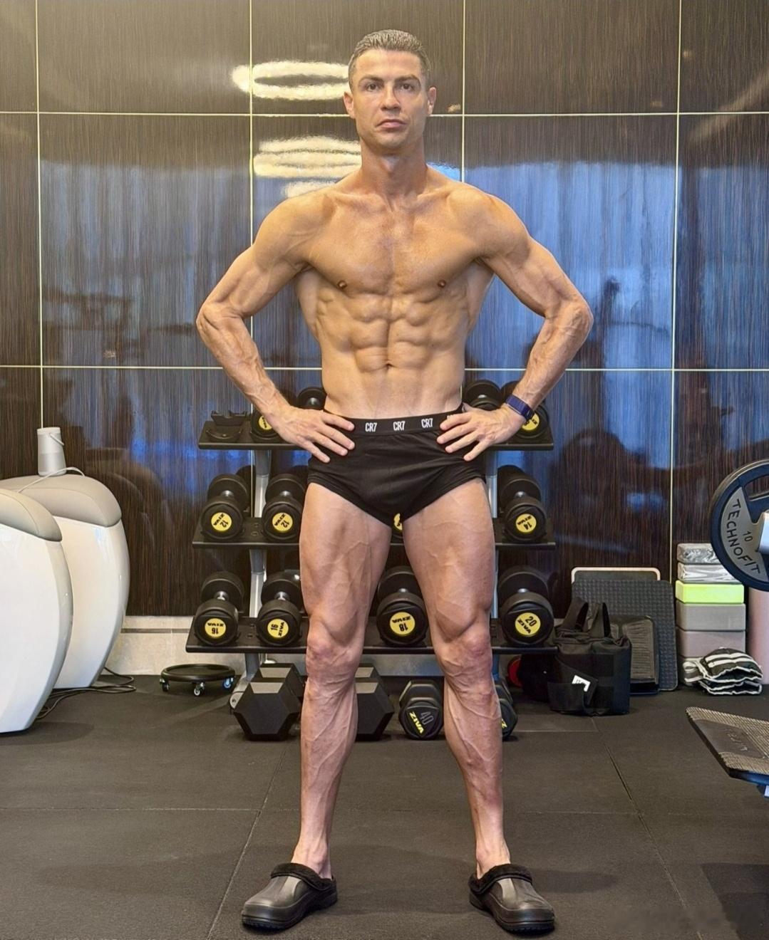 超强自律！C罗前厨师公开食谱：咖啡不加糖、不碰面食不喝牛奶《太阳报》消息称，C罗