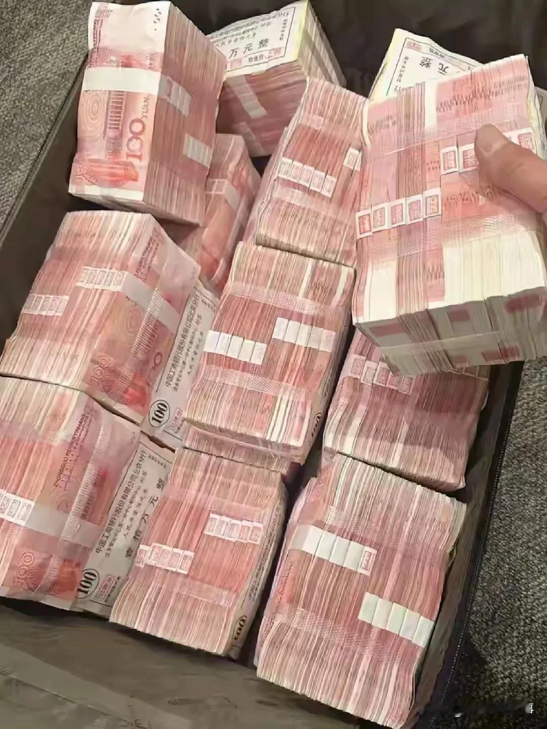 前阵子和发小阿凯吃饭，他喝了半杯酒突然叹气：十年前杭州滨江区刚招电商商户，免半年
