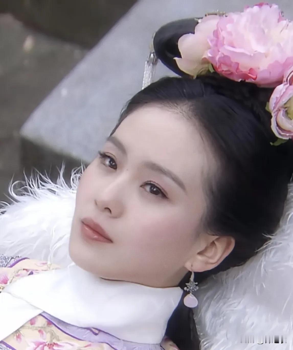 我觉得只有权利残酷才能解释“若曦”为什么一路过的很惨。

而她之所以能在皇子中游