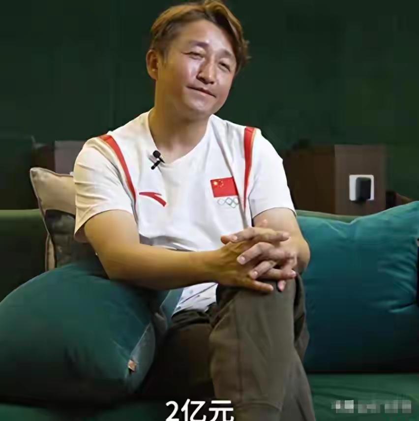 有人说，邹市明眼里没光了，说真的，换谁都会这样，有些人状态可能还不他，短短七年，