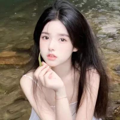 静谧水边少女，黑发飘飘，如梦似幻。温柔白裙少女 温婉长发少女 海边白衣少女 海边