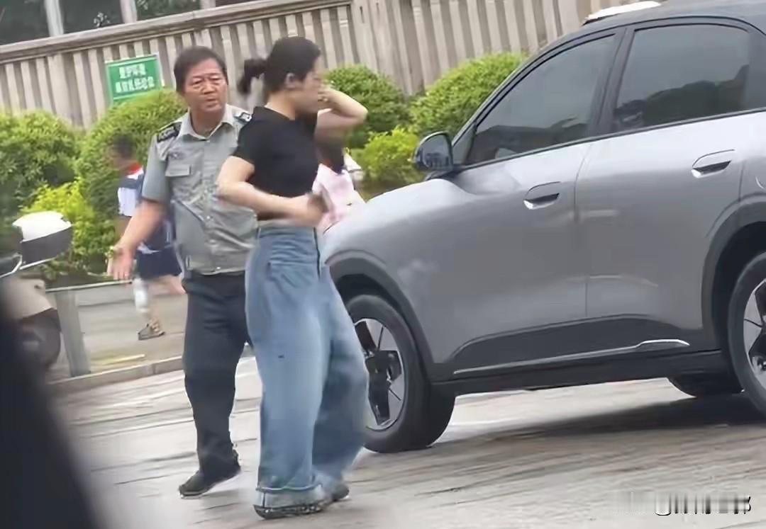 女子脚踹保安反被扇耳光，在福建三明永安市一个学校门口上演了这一幕。
     只