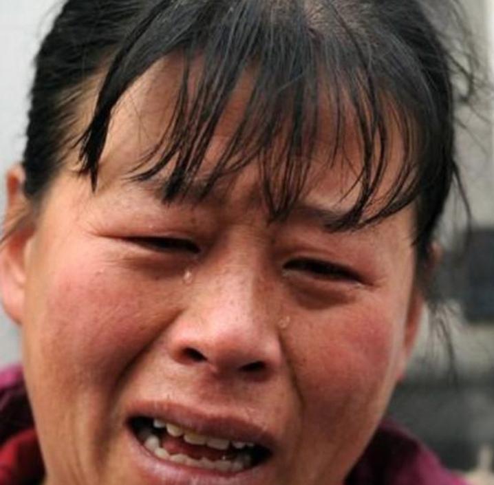 6岁的她站在校门口，等着爸妈来接她，等来的不是爸爸，也不是妈妈，而是一个她不认识