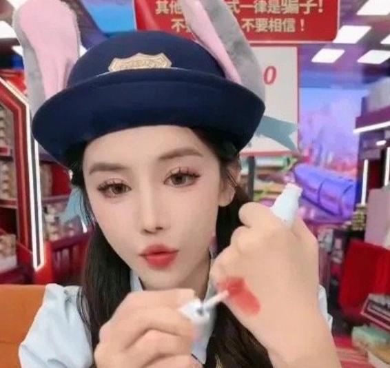 前有网红陈震偷逃税被查，现在又有一位5000万网红偷税漏税被实名举报。
据悉，该