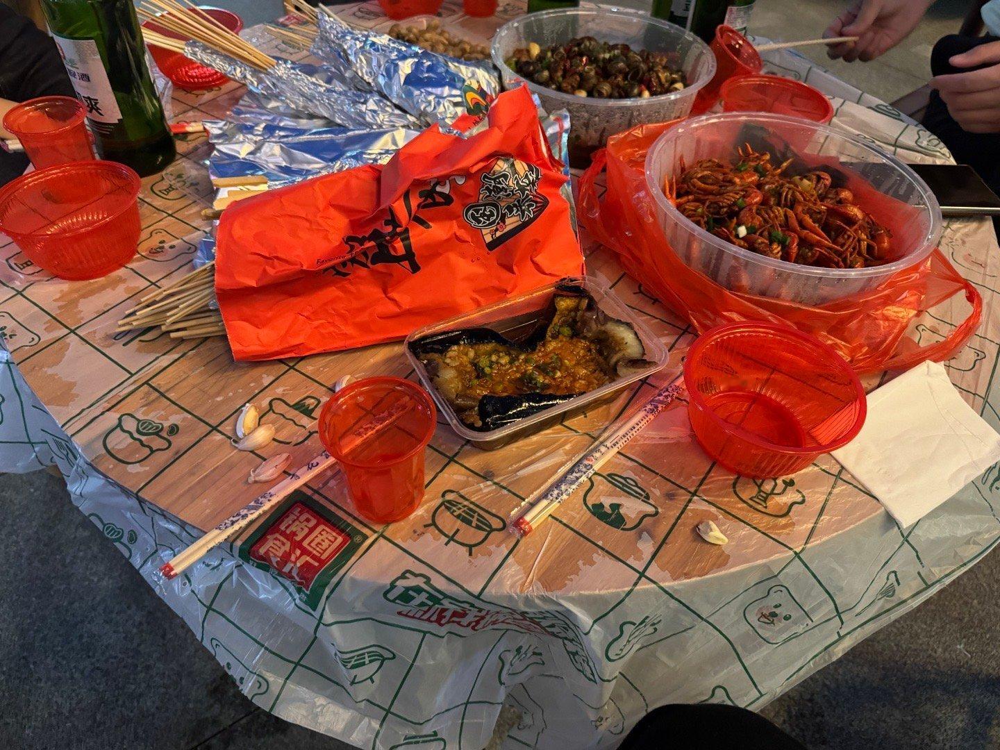 五一假期第一天，烧烤、啤酒、小龙虾[举手] ​​​