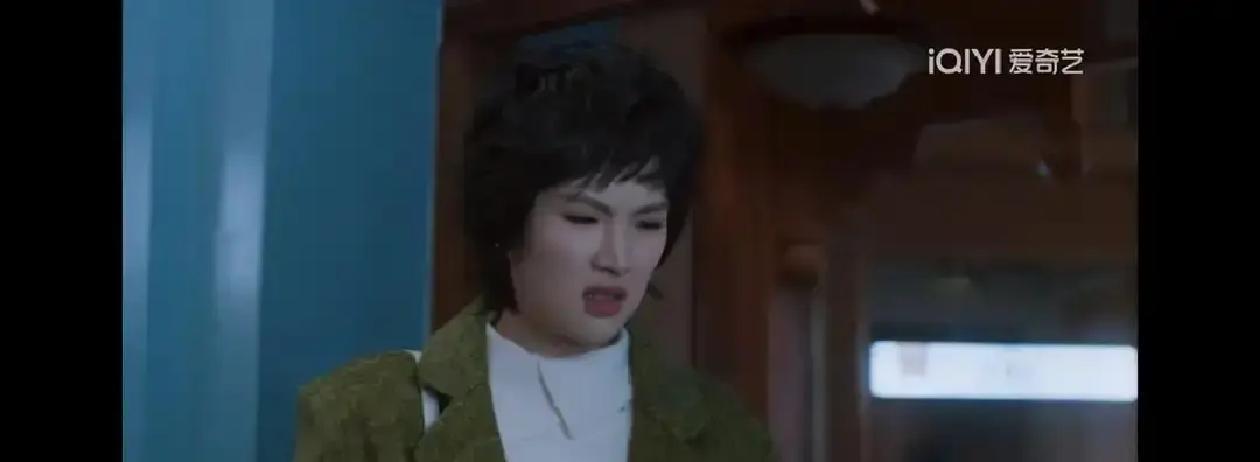 再不看，你的朋友圈就要被姚安娜刷屏了。
 
她爸是任正非，她却跑去横店当女警。