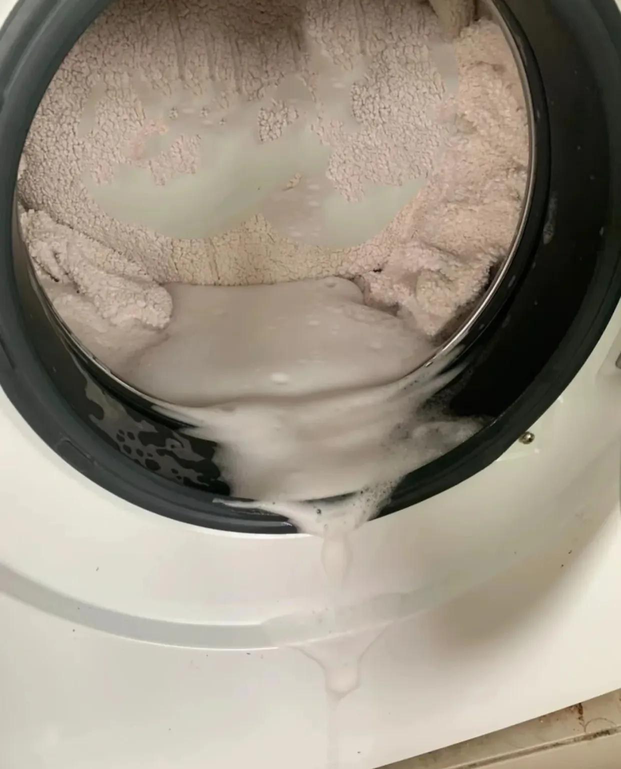真诚奉劝那些过量使用洗衣液的人！！！！

我家先生对于洗涤羊绒衣物所需的洗衣液剂