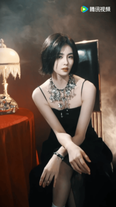 白鹿短发好干练白鹿短发也可以性感和可爱白鹿全新短发造型惊艳亮相，利落剪裁清爽大气
