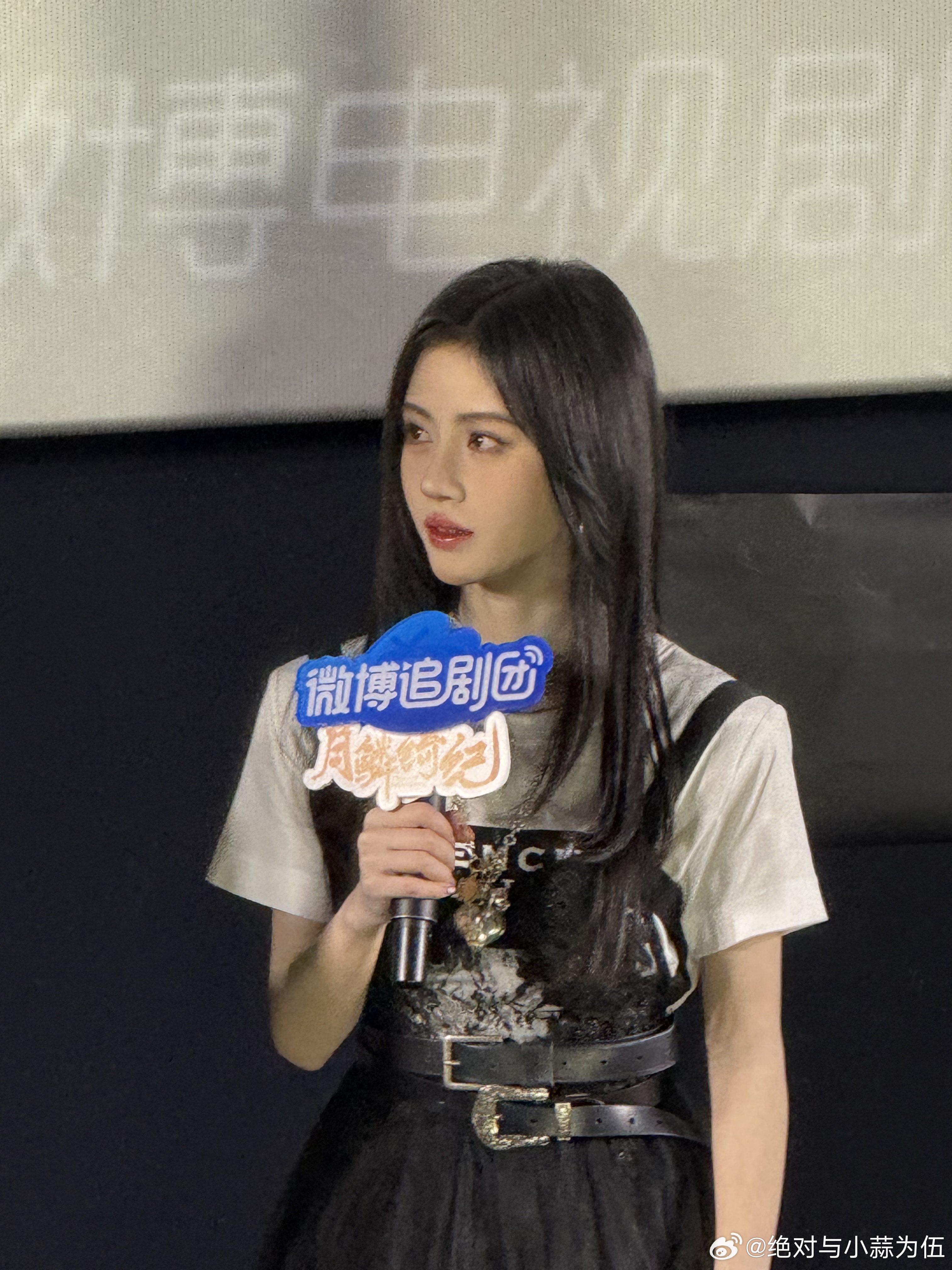 鞠婧祎首次参加追剧团谁被第一次上追剧团的鞠婧祎可爱到了！和姐姐同框超有画面感，手