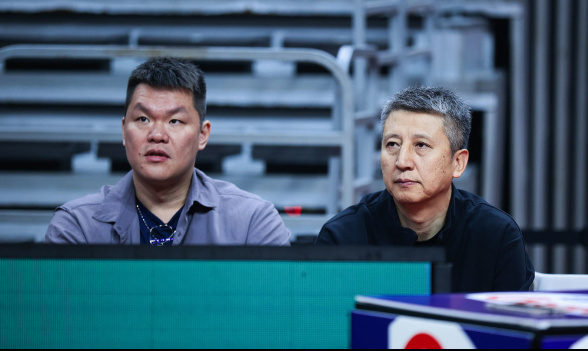 广东男篮vs龙狮男篮郭士强指导现场观战广东德比！ 国产后卫徐杰、胡明轩PK郭艾伦