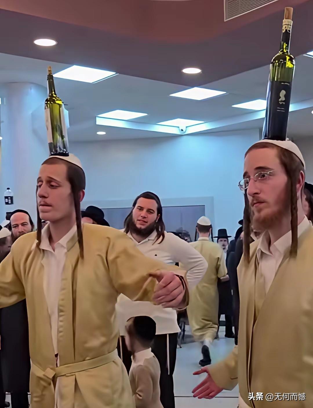 这些穿着打扮比较奇特的人，为什么要把瓶子顶在脑袋上？莫非这是一种舞蹈？看他们把瓶