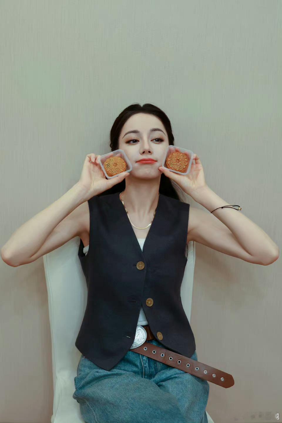 热巴吃的啥馅的月饼啊🥮看着像五仁的[doge]无袖黑坎好好看哦！ ​​​