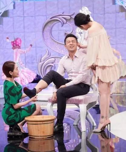 大S和汪小菲想当初这是何等的幸福啊！
现在恨不得把对方掐死，你死我活的斗争。
真