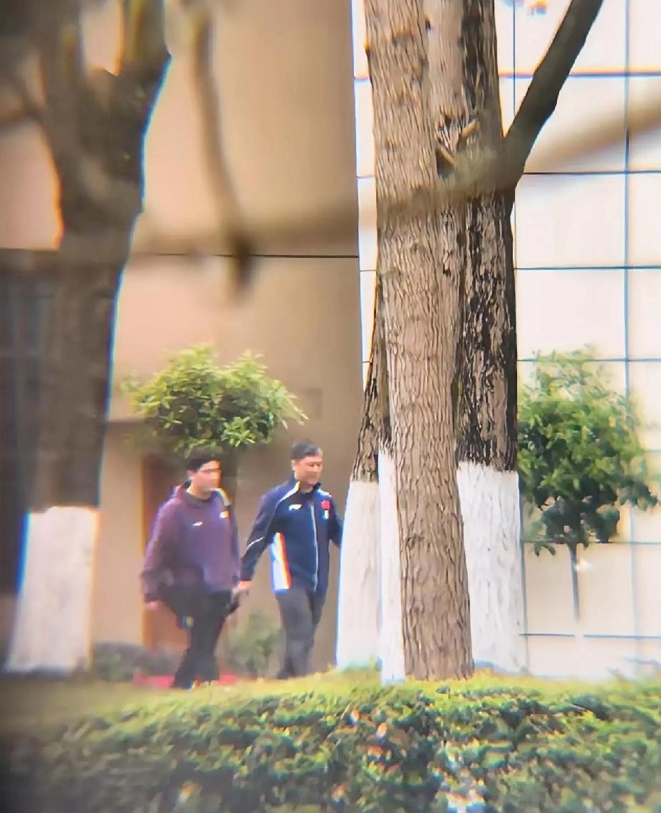 国乒封训终于看到梁靖崑了，
他和恩师志强边走边聊。

国乒封训几天都没有看到梁靖