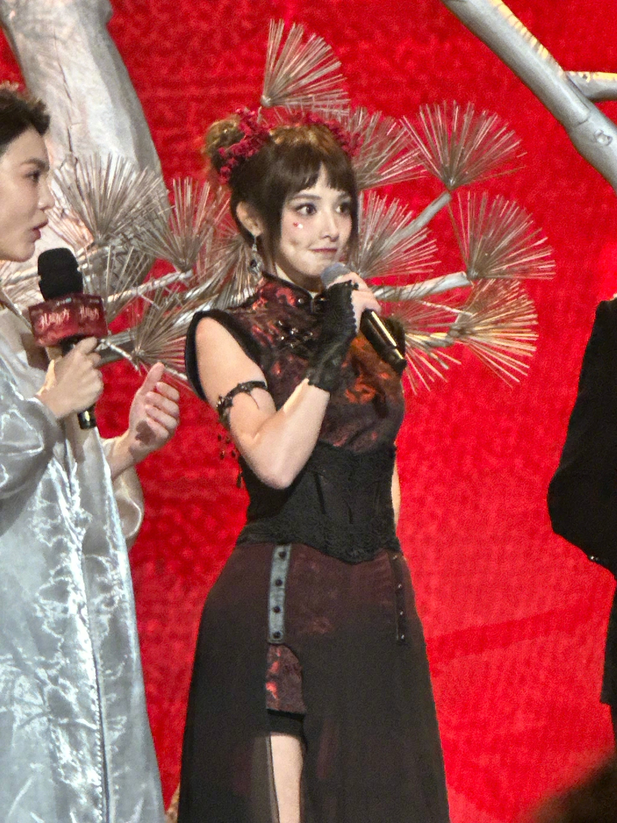 彭小苒新中式双丸子头 真的美出新高度！！第一次见彭小苒尝试这种造型，新中式旗袍➕