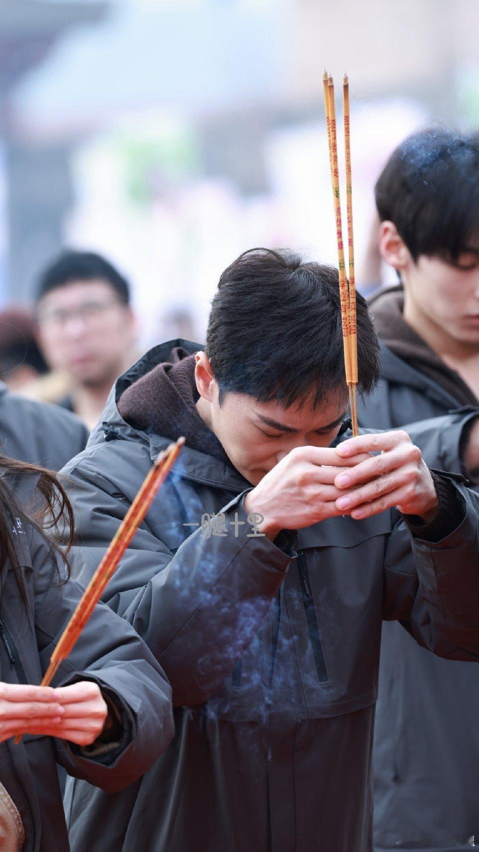 这和直接扑曹骏怀里有什么区别 粉丝这视角太绝啦！曹骏抱花互动，镜头直怼胸膛，这哪