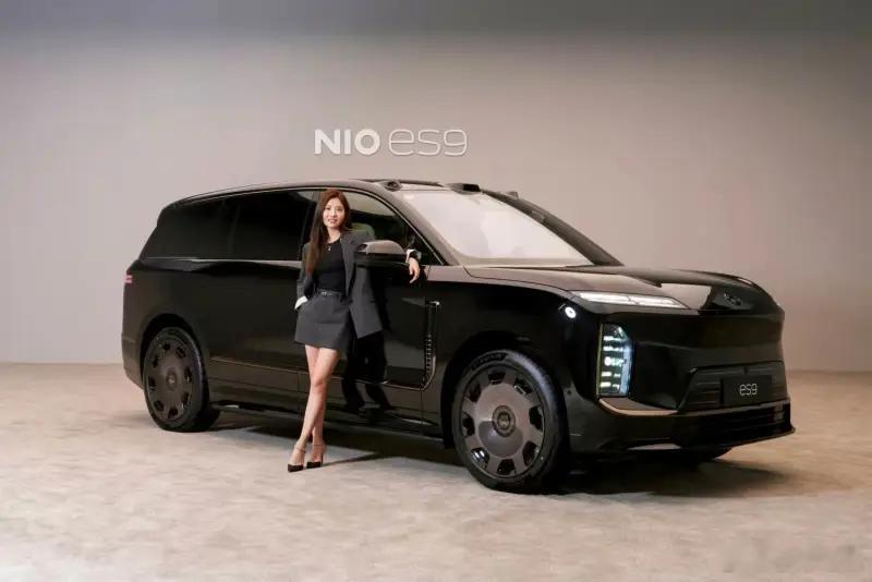 蔚来 ES9 实车看上去气场很足，感觉很有可能卖爆啊！作为大型旗舰 SUV，既有