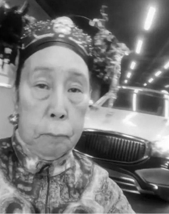 1900 年，慈禧狼狈逃窜至山西首富乔家，临行时，慈禧让乔家借她 10 万两，乔