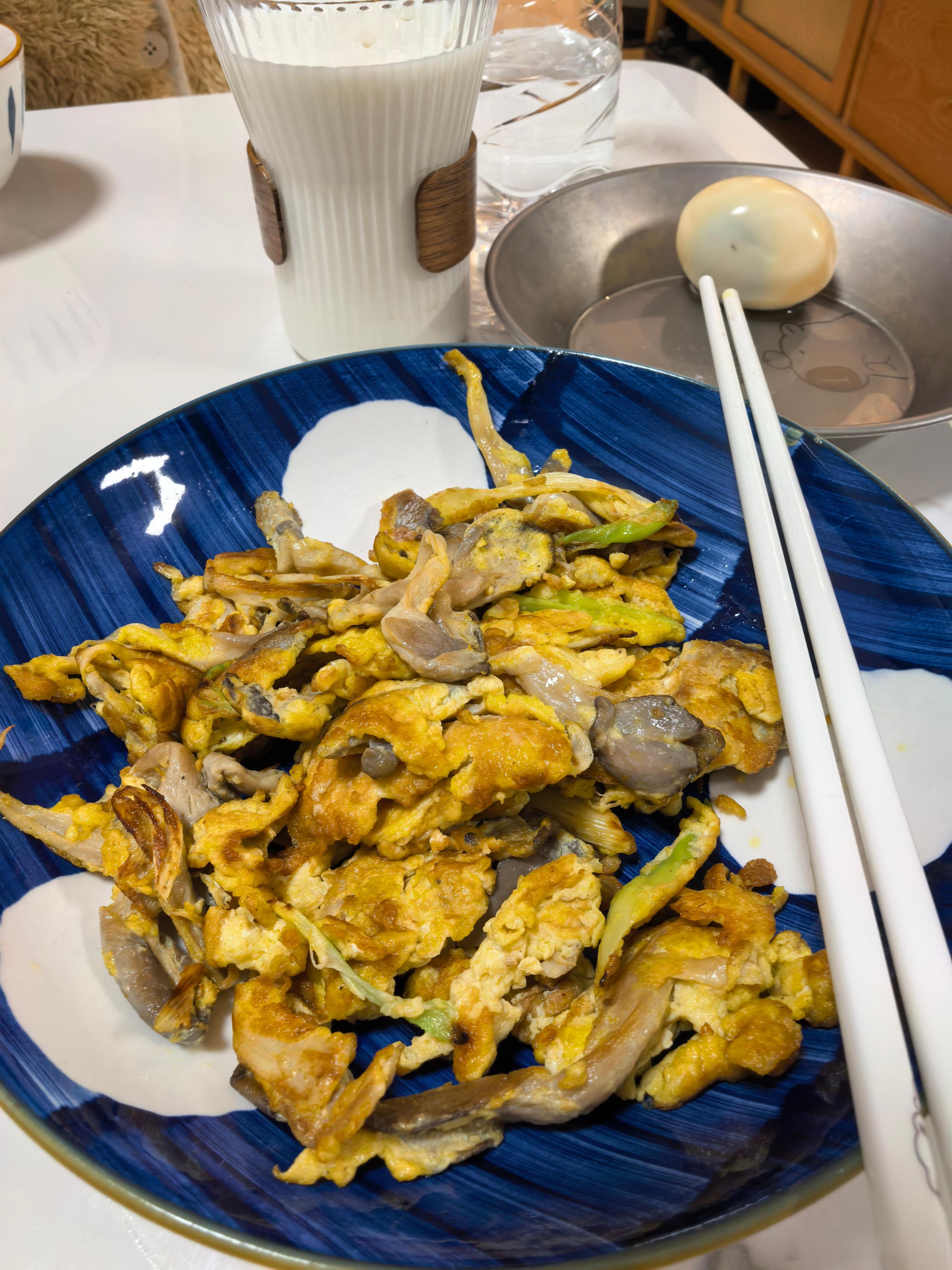 蘑菇炒鸡蛋，大家吃过吗勇嫂说她从来没见过这么奇怪的吃法我说这玩意儿我都从小吃到大