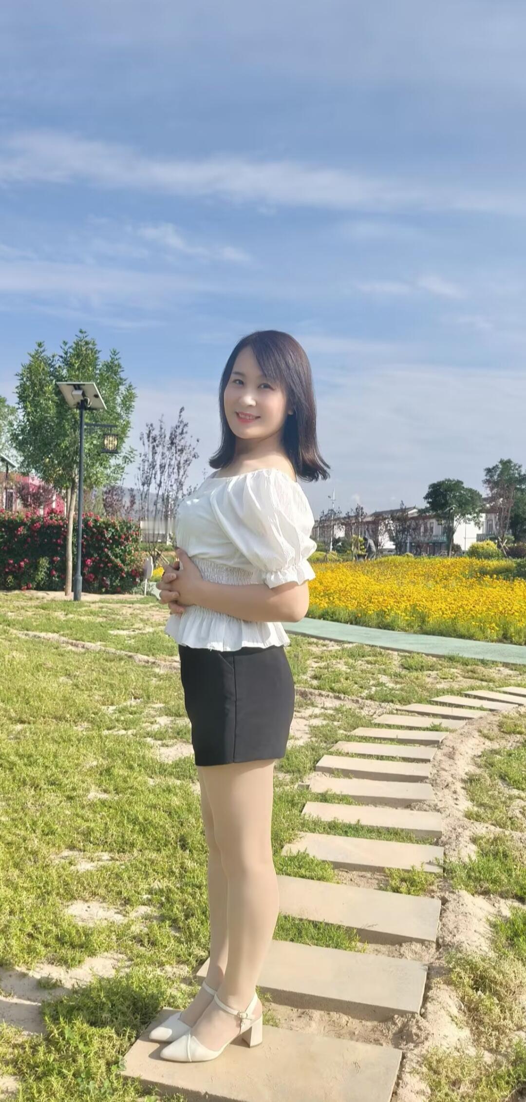 微胖女生穿搭，不用刻意紧身修饰，简约松弛的版型更显瘦。
上衣优先选简约垂感款式，