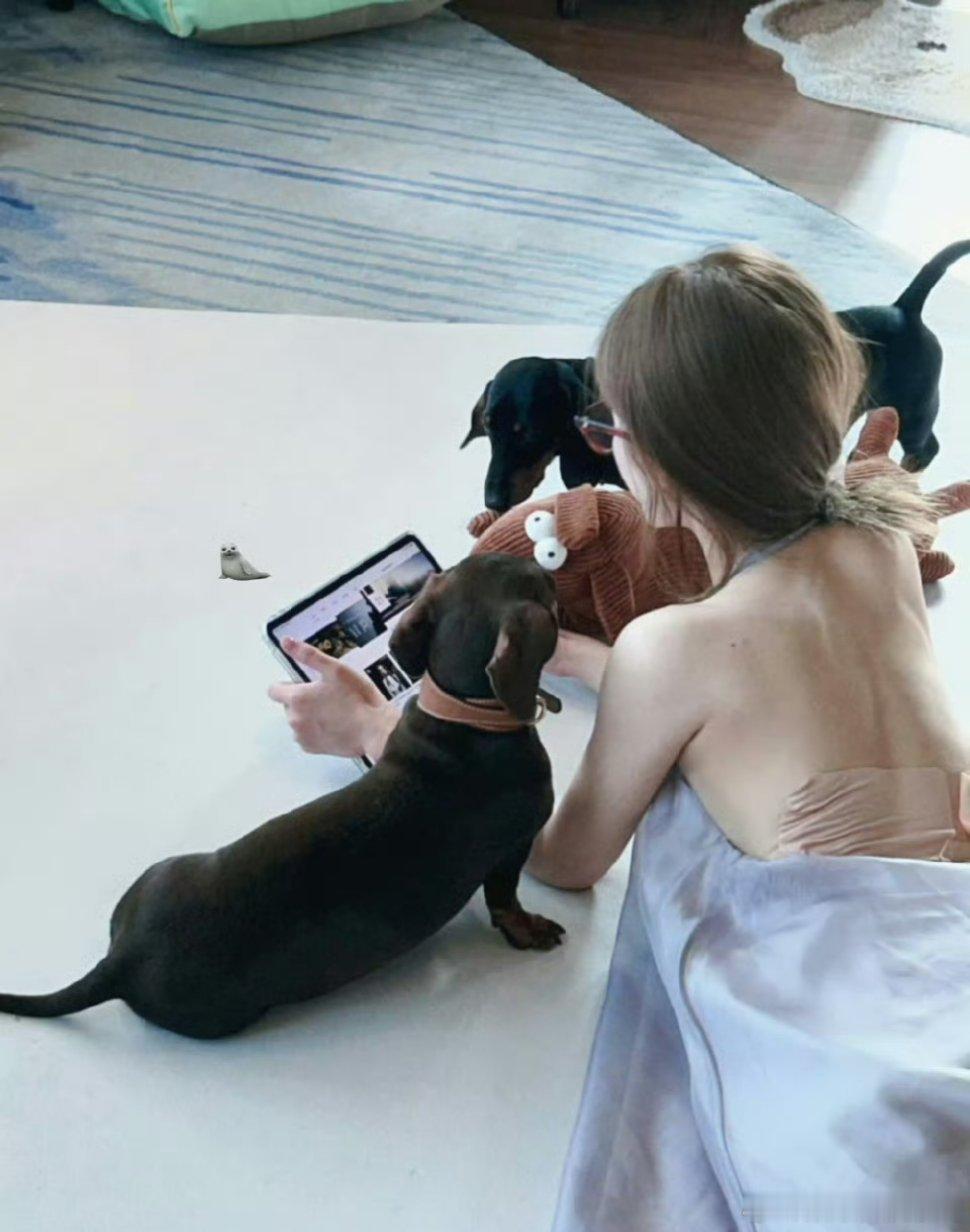 露思宝宝怎么了，后背怎么贴了这么一大块膏药 ​​​