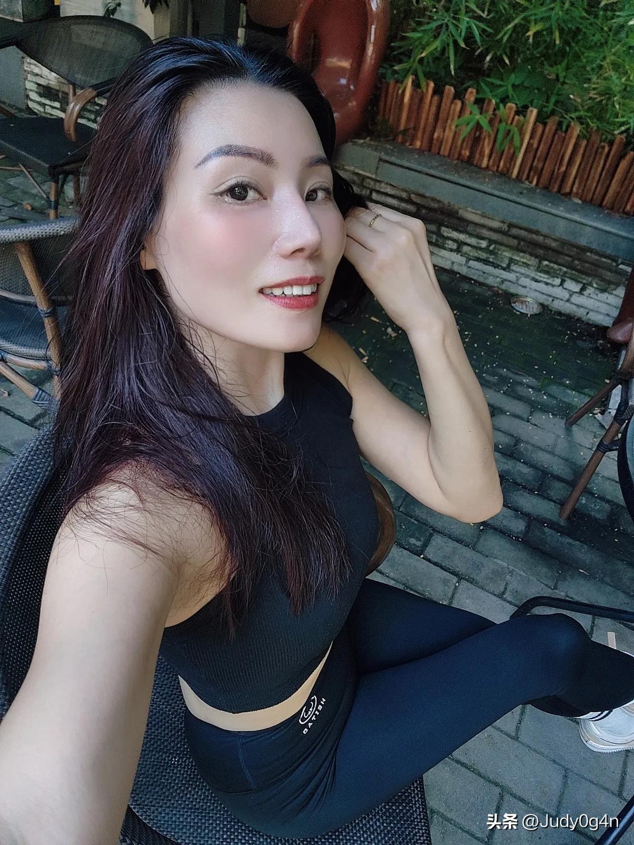 微笑比颜值重要，健康比身材重要，气质比年龄重要，最重要的是不管你现在是什么样的境