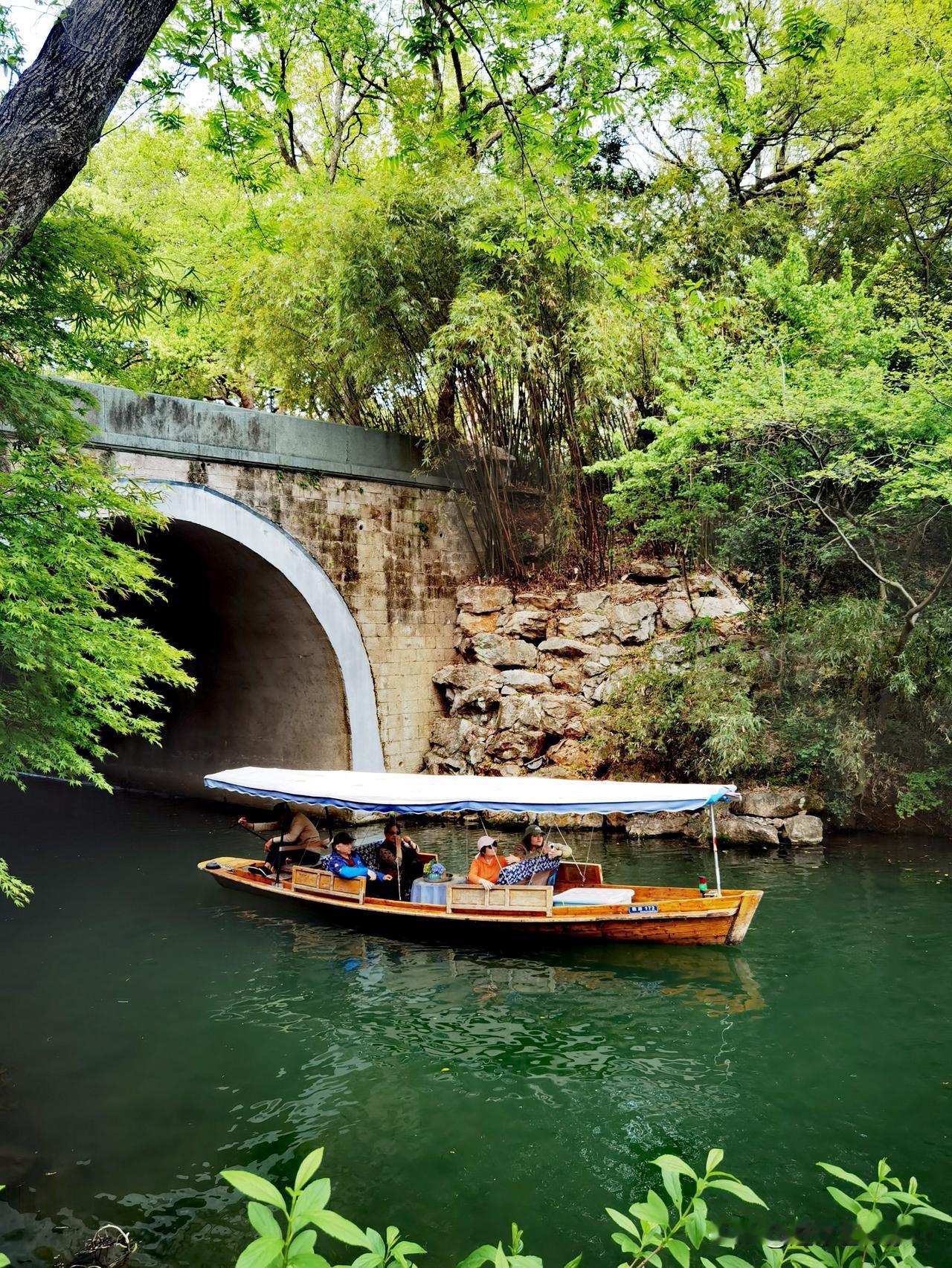 周末船游“三台云水〞，三台云水是杭州市三评西湖十景之一，地处三台山区域，东临杨公