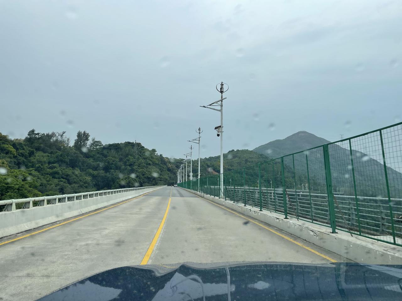 深圳的318大桥，可是旁边装了很多防护栏不敢停车，不然的话好歹都停车拍一下美丽的