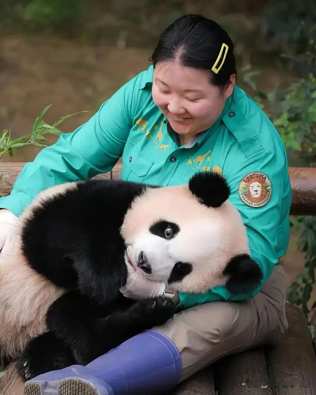 好家伙，都直接躺在胜熙姨母怀里了。你说，这么乖巧的小团子谁不爱？

对姨母这么温