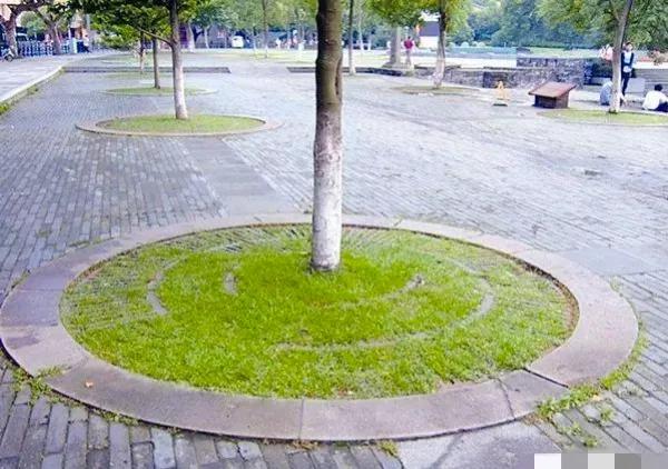 左边的是不是比不锈钢的好无数倍?

1，安全，不会磕破头
2，便宜，造价低
3，