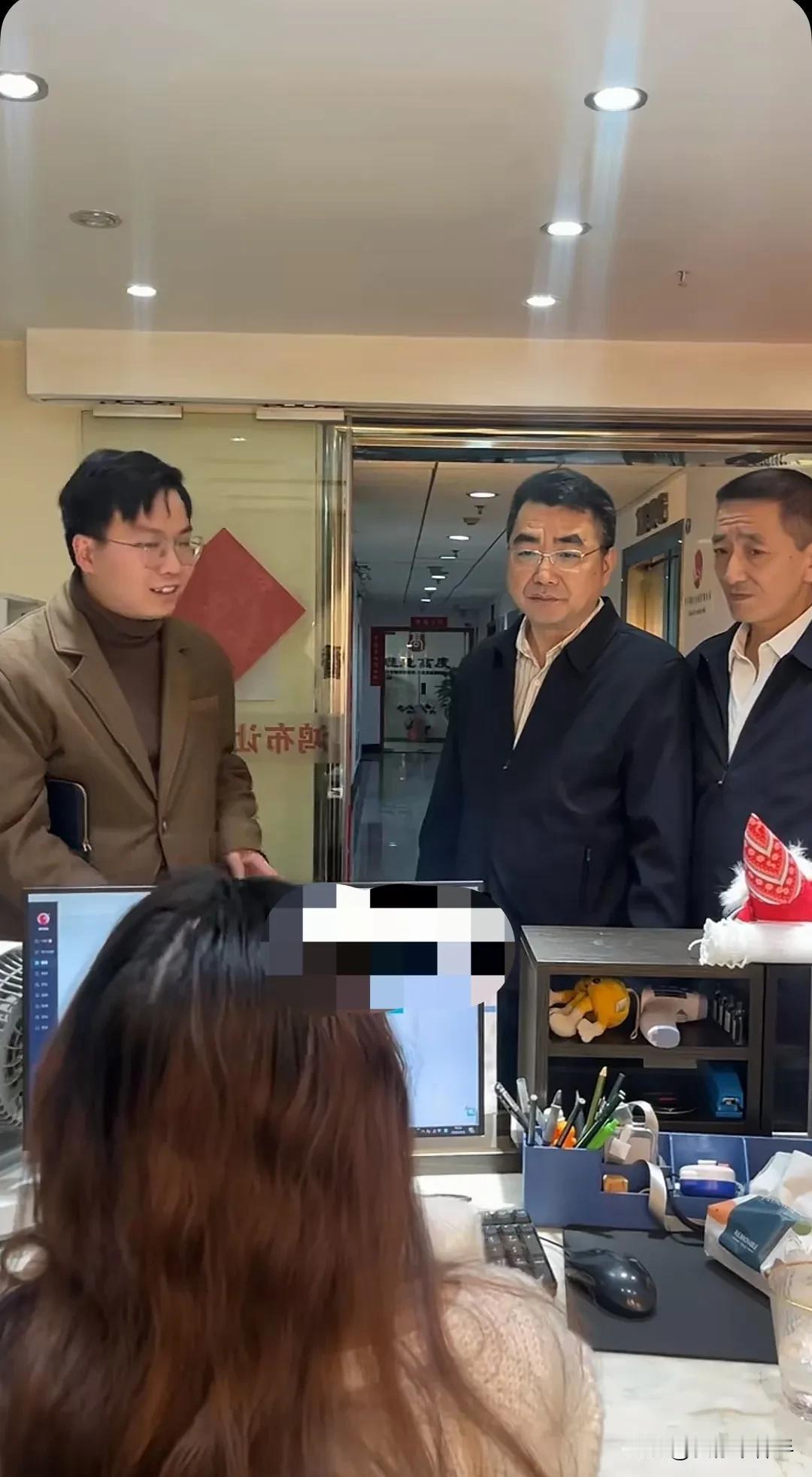 公司样品课有个叫王保山的，身材高大，气宇轩昂。任职为样品课的一名装配员，也就是说