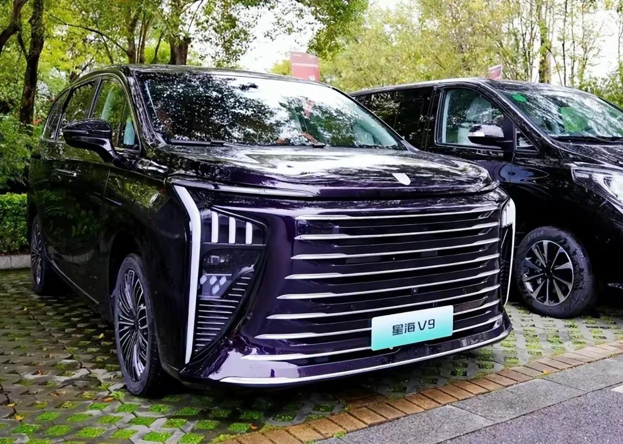 星海V9的驾驶室设计也很人性化，简洁大气的风格让驾驶员心情无比舒畅，开起车来更得