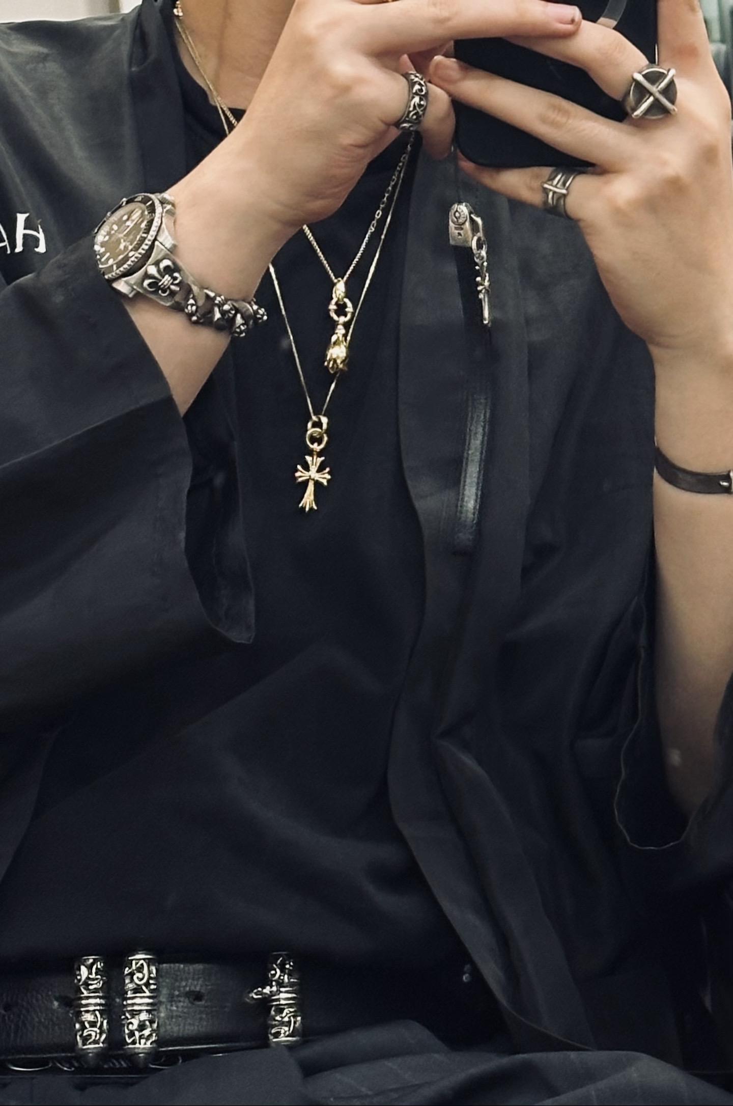 人最终都会变成自己讨厌的样子。小时候讨厌黄金，长大了天天焊在身上，LO...