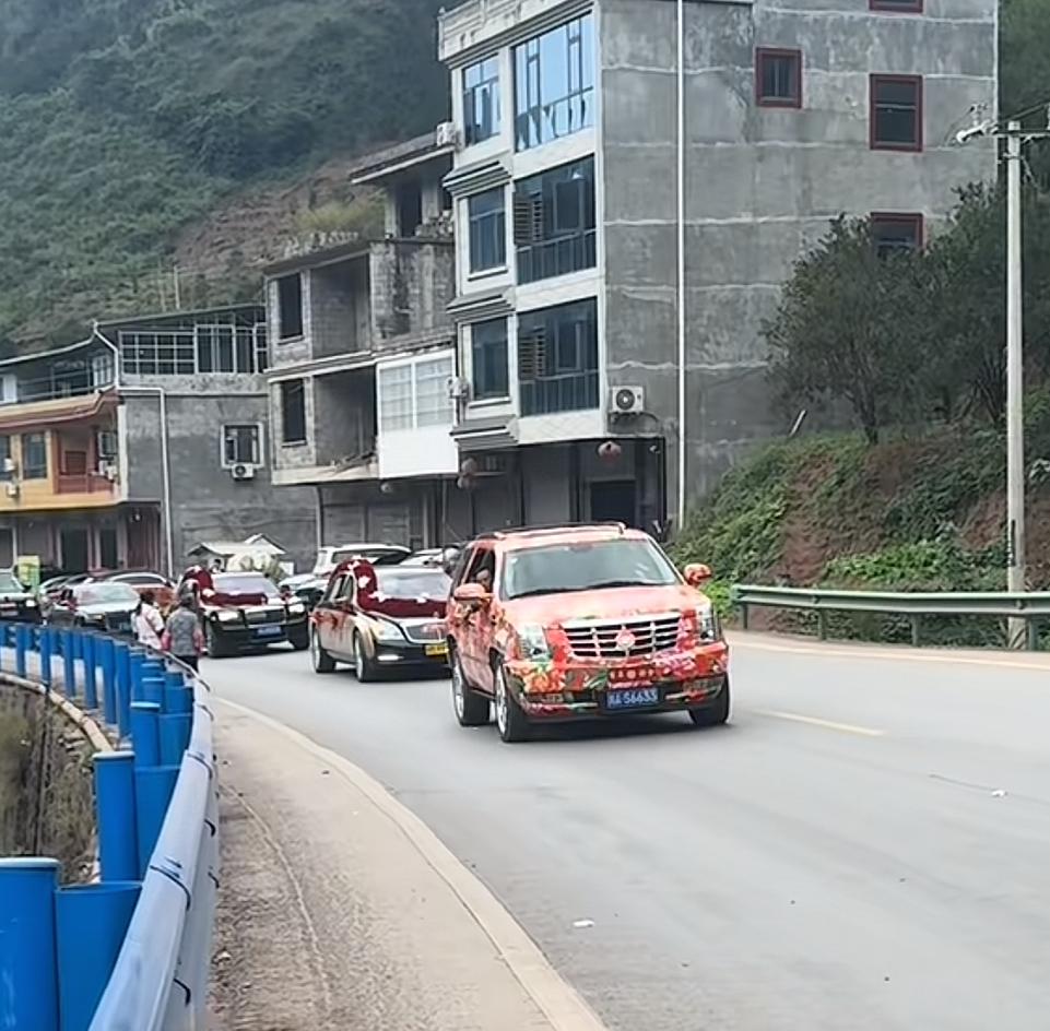 李不管：原本是过来给小小徐当头车，小小徐的婚车是一个月前就安排好的。她的那辆5个