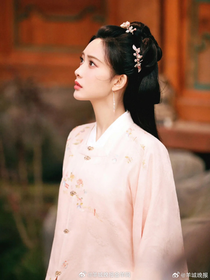 【你喜欢哪一个古装剧女主的头饰？】从清雅发簪到华美凤冠，哪一个古装剧女主的头饰曾