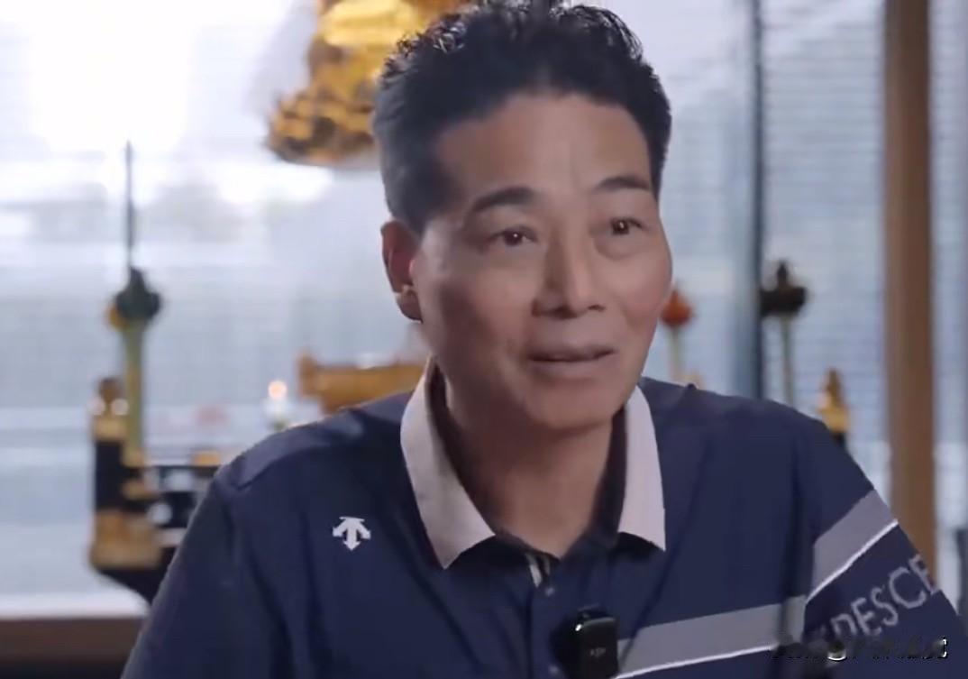 中山老板胡志标和朋友聊天，谈起许家印，他说：我第一次去他家里的时候，他就送皮带给