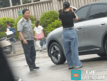 没实力还真的不要先动手，因为你不知道对方是不是还手。女车主和保安大哥发生争执，女